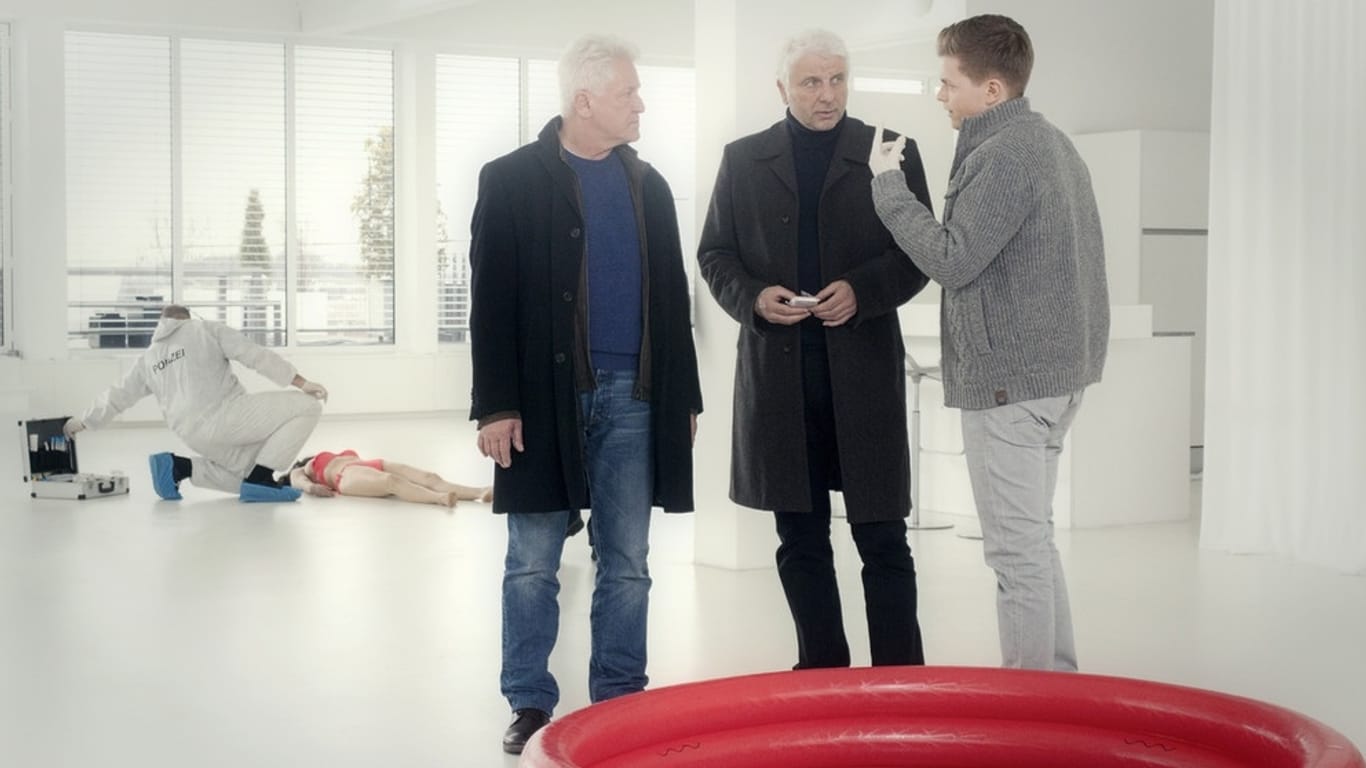 Batic (Miroslav Nemec), Leitmayr (Udo Wachtveitl) und Kalli (Ferdinand Hofer) entsetzt am Tatort: Es riecht nach Urin und Sperma.