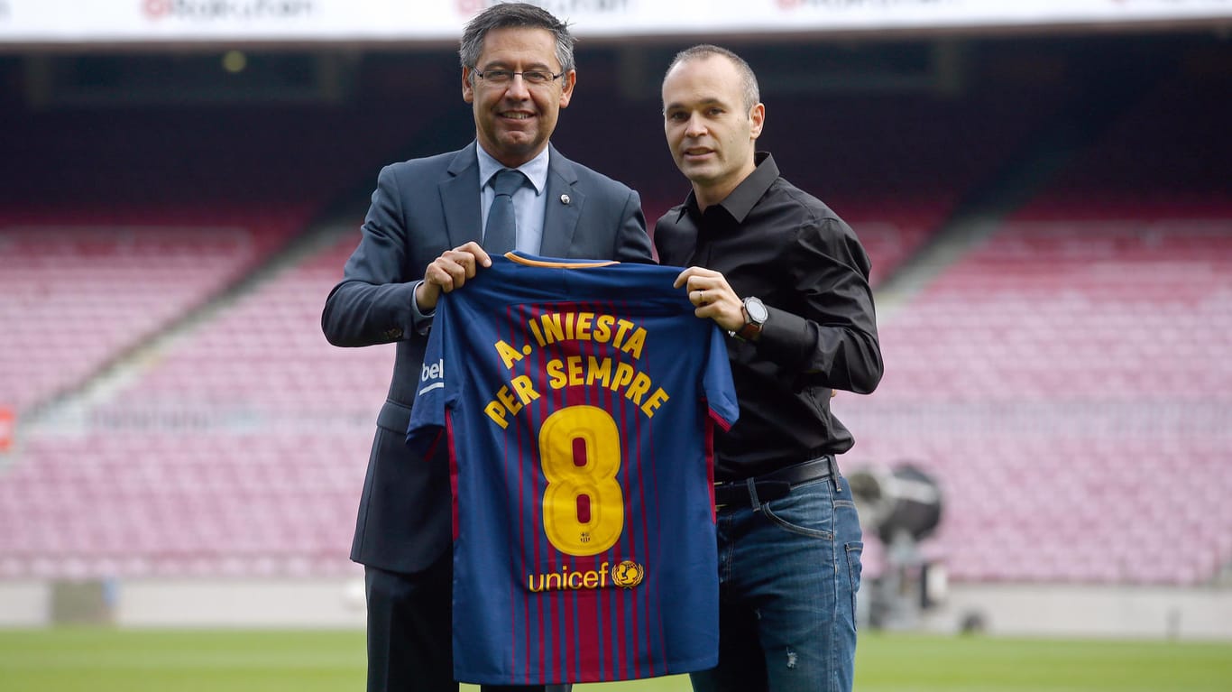"Iniesta für immer": Der Barcelona-Star (r.) und Klub-Boss Josep Maria Bartomeu bei der Bekanntgabe der Verlängerung.