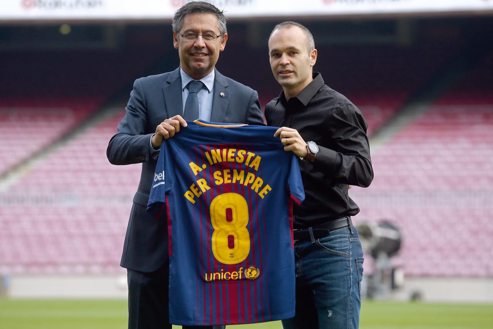 "Iniesta für immer": Der Barcelona-Star (r.) und Klub-Boss Josep Maria Bartomeu bei der Bekanntgabe der Verlängerung.