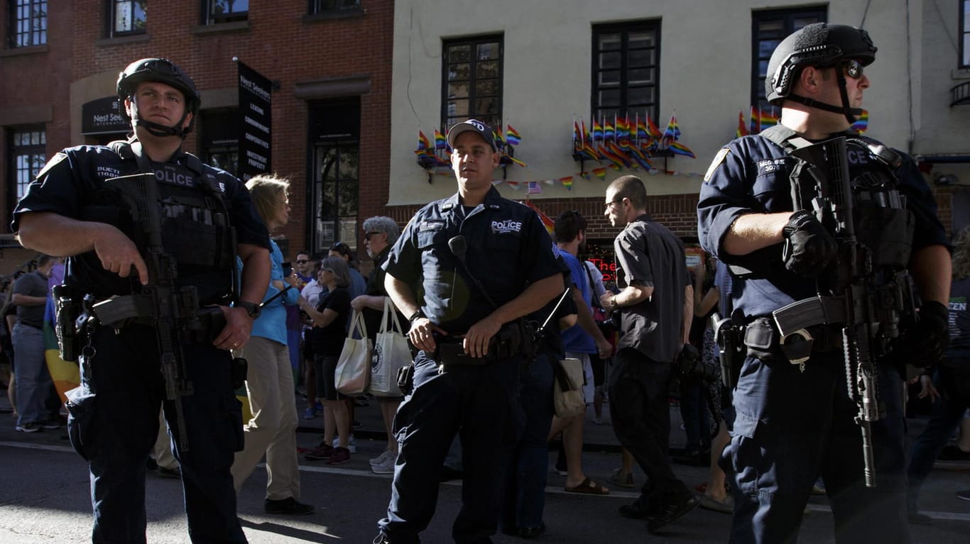 Polizisten auf einer Straße in New York. Mehrere Terrorverdächtige sollen in der US-Metropole einen Anschlag geplant haben.