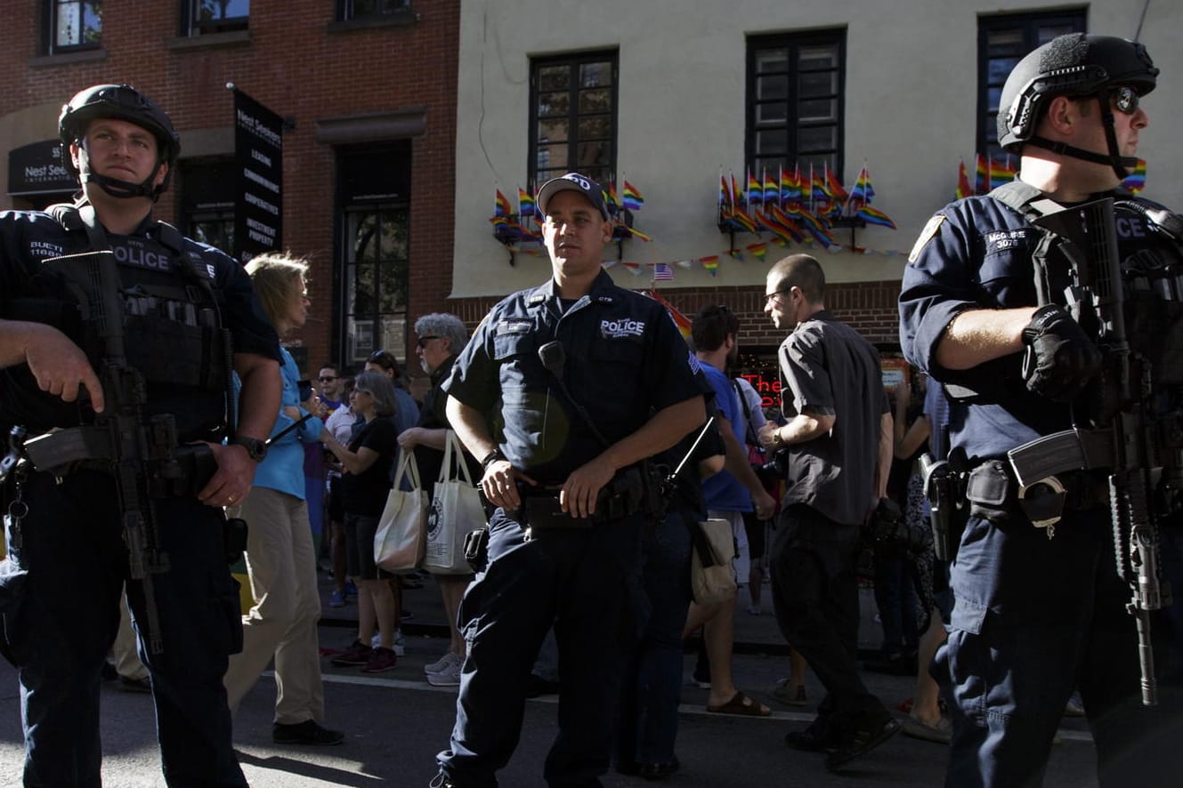 Polizisten auf einer Straße in New York. Mehrere Terrorverdächtige sollen in der US-Metropole einen Anschlag geplant haben.