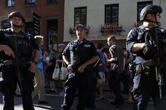 Polizisten auf einer Straße in New York. Mehrere Terrorverdächtige sollen in der US-Metropole einen Anschlag geplant haben.