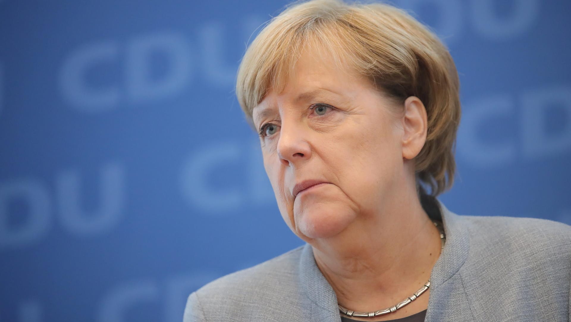 Mehr als jeder dritte Deutsche hofft laut einer Umfrage auf einen Abgang von Bundeskanzlerin Angela Merkel (CDU). Mehr als jeder dritte Deutsche hofft laut einer Umfrage auf einen Abgang von Bundeskanzlerin Angela Merkel (CDU).