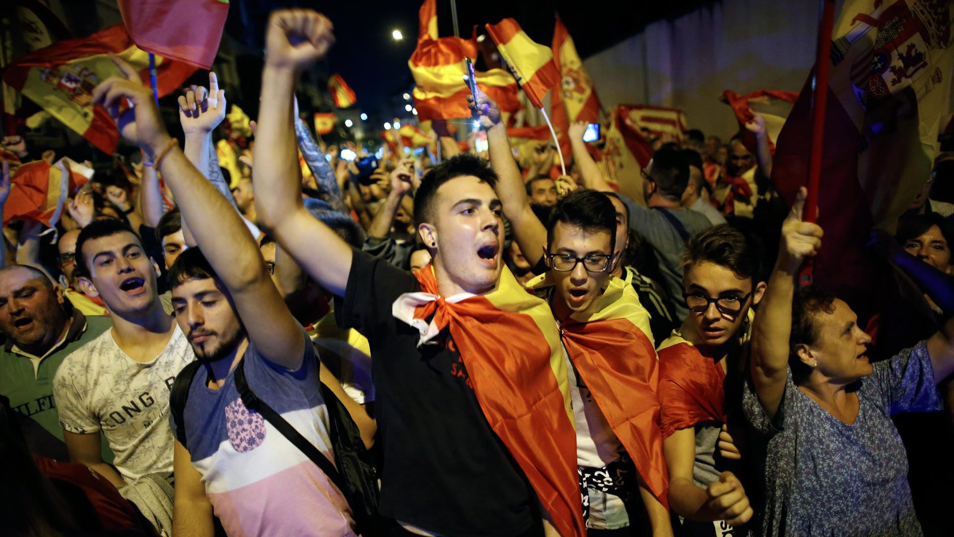 Gegner der Unabhängigkeit Kataloniens vor Barracken der Polizeieinheit "Guardia Civil" in Sant Boi De Llobregat bei Barcelona.