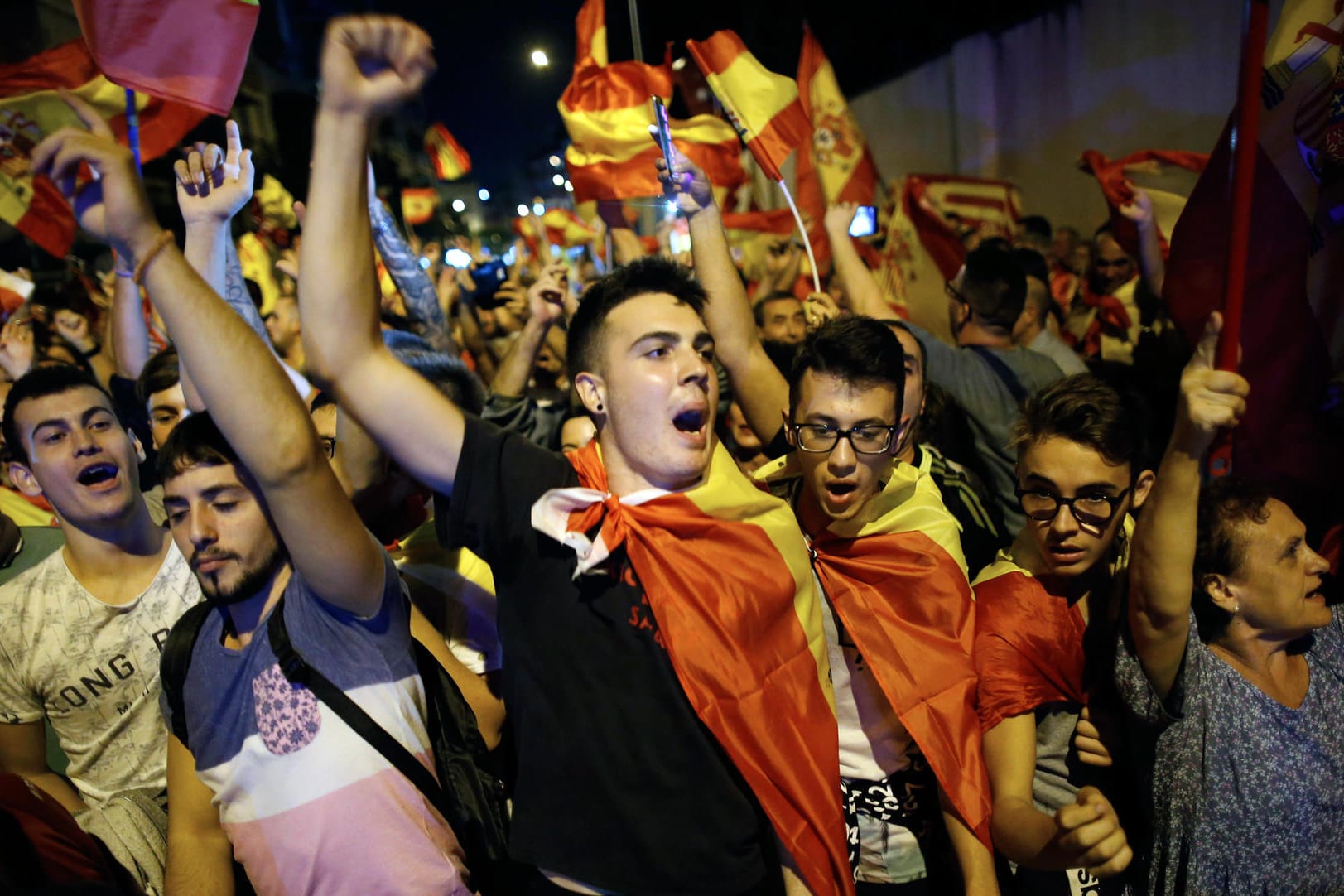 Gegner der Unabhängigkeit Kataloniens vor Barracken der Polizeieinheit "Guardia Civil" in Sant Boi De Llobregat bei Barcelona.