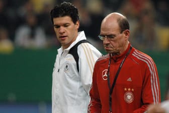 Adidas-Servicemann Manfred Drexler (r.) 2009 mit Michael Ballack.