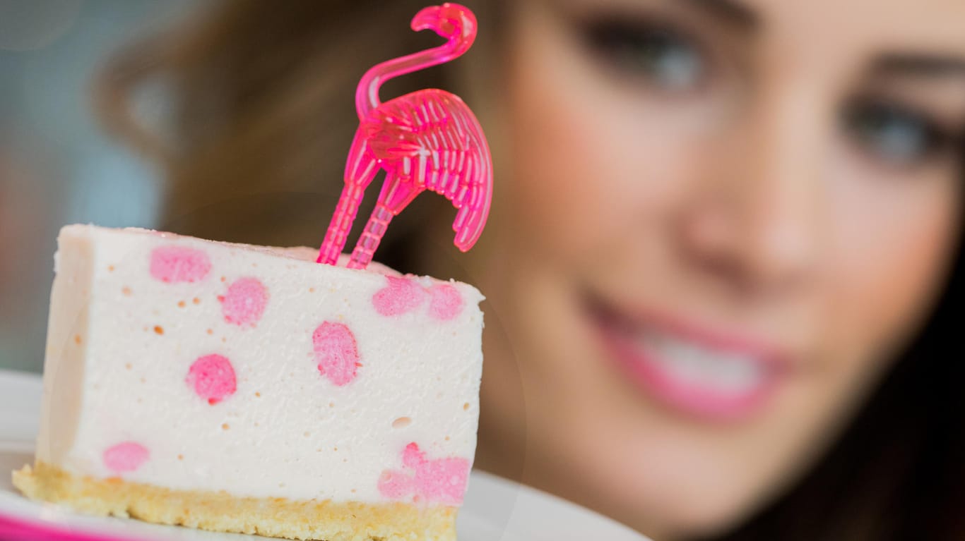 7400 Aussteller aus 107 Ländern präsentieren einen Rekord von rund 2300 Neuheiten, wie zum Beispiel einen Flamingo Cheese Cake mit Marshmallows.