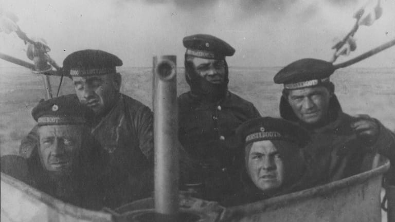 Rund 23 Männer bildeten die Besatzung eines deutschen U-Boots vom Typ UB II im Ersten Weltkrieg.