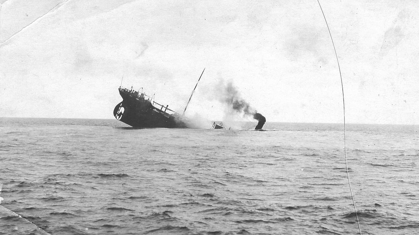 Mit Torpedos griffen die deutschen U-Boote feindliche Handelsschiffe an und versenkten sie.