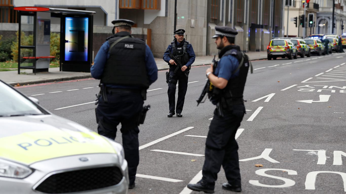Schwerbewaffnete Polizisten sperren eine Straße in der Nähe des Naturkundemuseums in London ab.