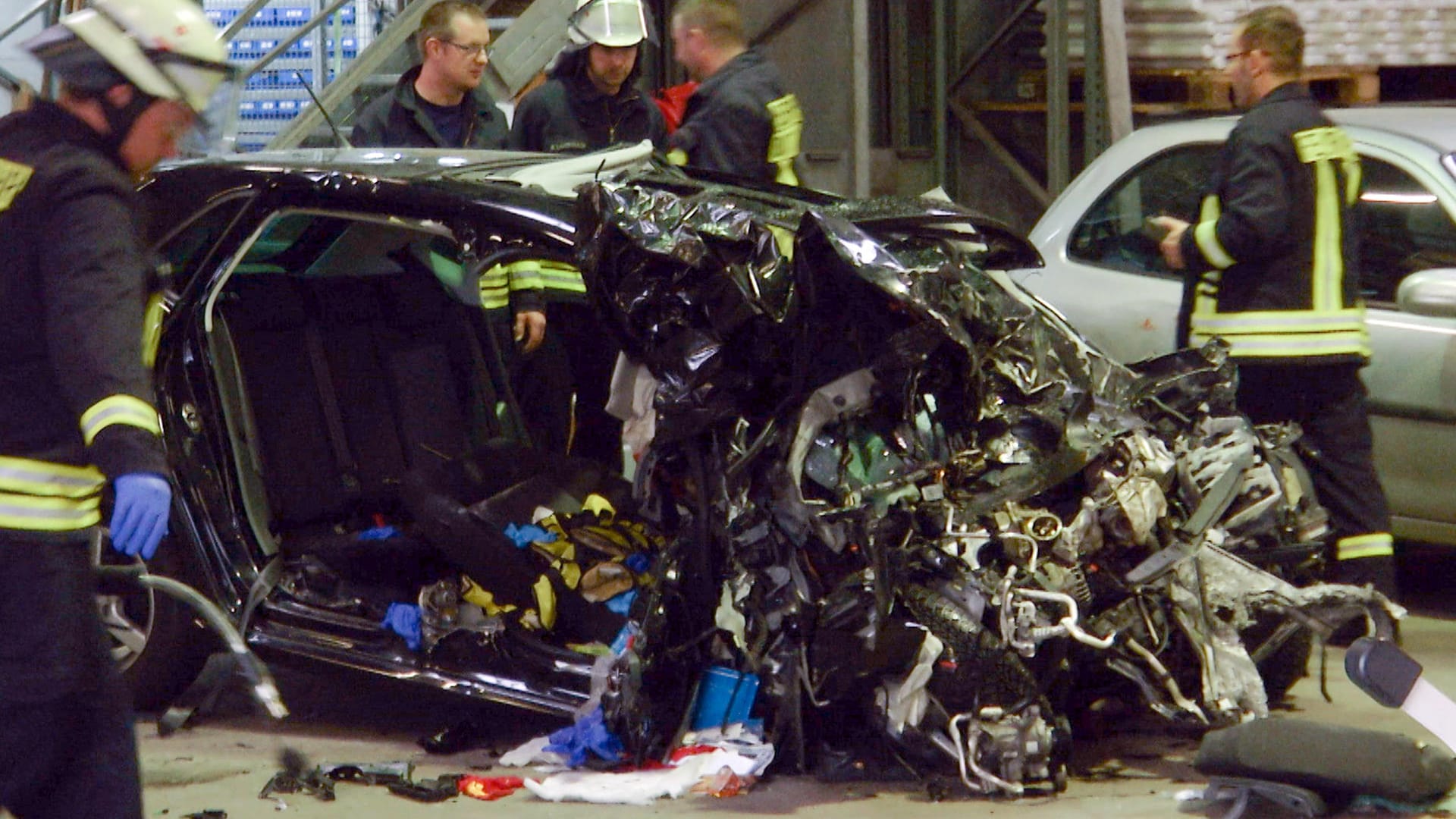 Die Überreste des zerstörten Pkws stehen in einer Halle in Butzbach (Hessen). Der Wagen war zuvor auf einer Bundesstraße auf die Gegenfahrbahn gekommen und frontal in einen Abschleppwagen gefahren.