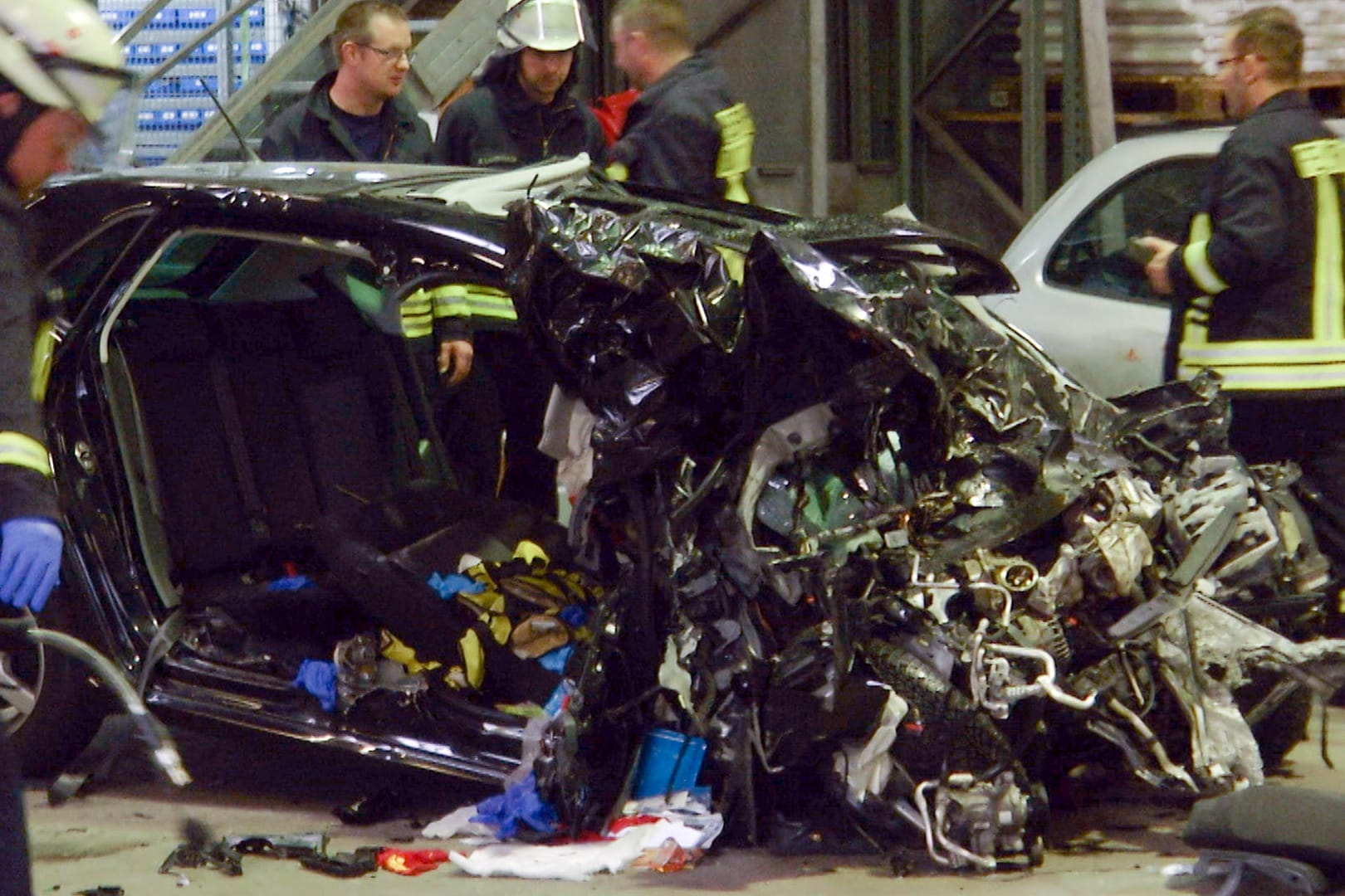 Die Überreste des zerstörten Pkws stehen in einer Halle in Butzbach (Hessen). Der Wagen war zuvor auf einer Bundesstraße auf die Gegenfahrbahn gekommen und frontal in einen Abschleppwagen gefahren.