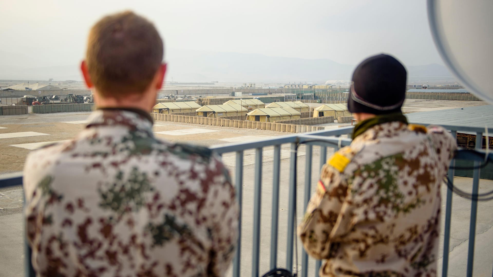 Zwei Bundeswehrsoldaten auf der Terrasse des Feldlagers Camp Marmal in Masar-i-Scharif (Afghanistan).