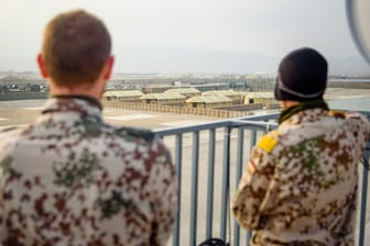 Zwei Bundeswehrsoldaten auf der Terrasse des Feldlagers Camp Marmal in Masar-i-Scharif (Afghanistan).