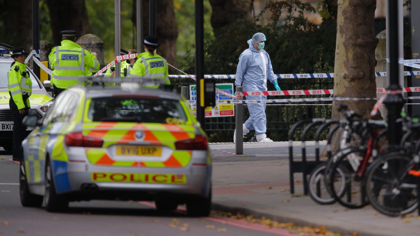 Ein Beamter in einem Schutzanzug sucht vor dem Naturkundemuseum in London nach Spuren.