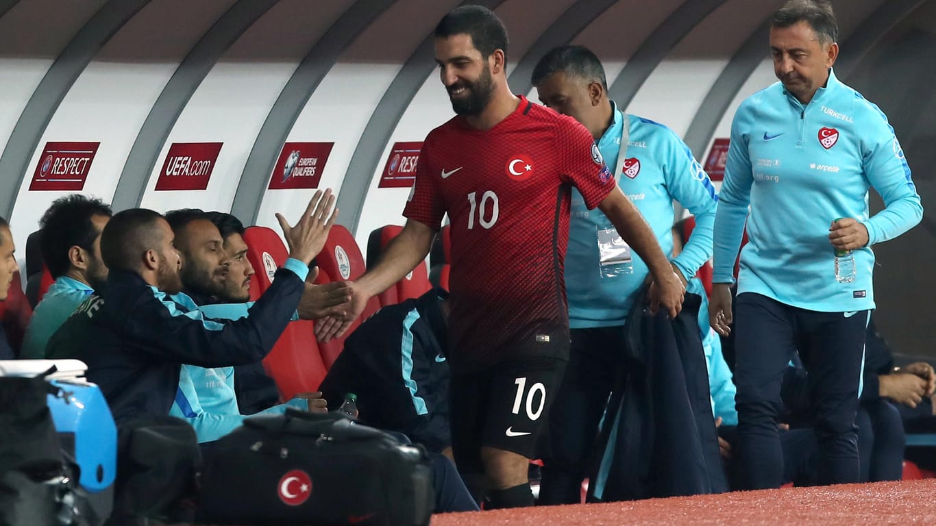 Türkei-Star Arda lachte nach seiner Auswechslung im Spiel gegen Island und sorgte damit für Ärger.