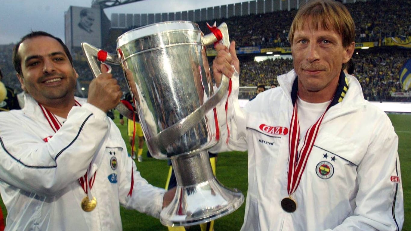 Daum als Fenerbahce-Trainer mit dem Meisterpokal 2004. Insgesamt holte Daum drei Meistertitel in der Türkei.