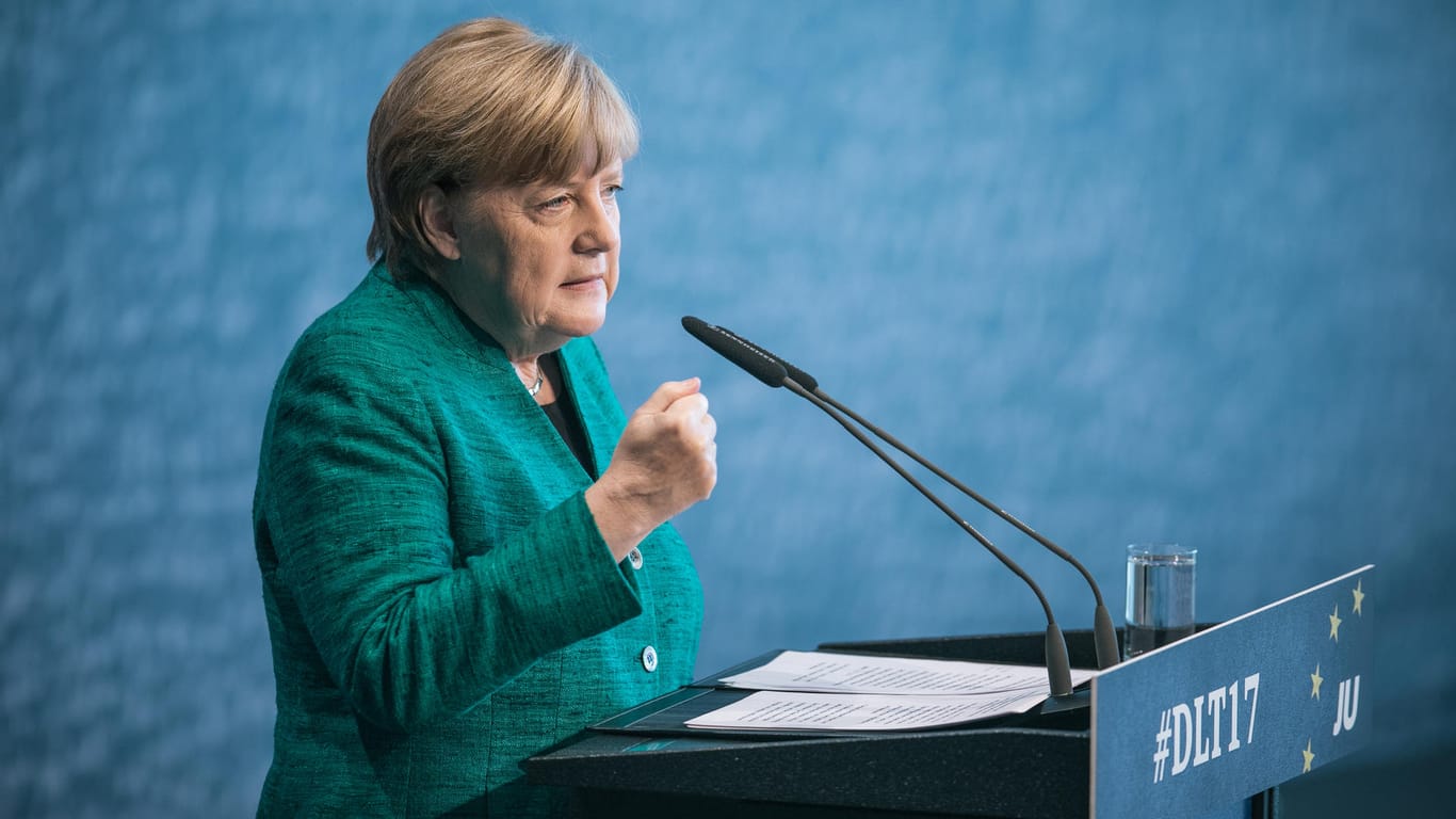 Angela Merkel spricht beim Treffen der Jungen Union in Dresden.