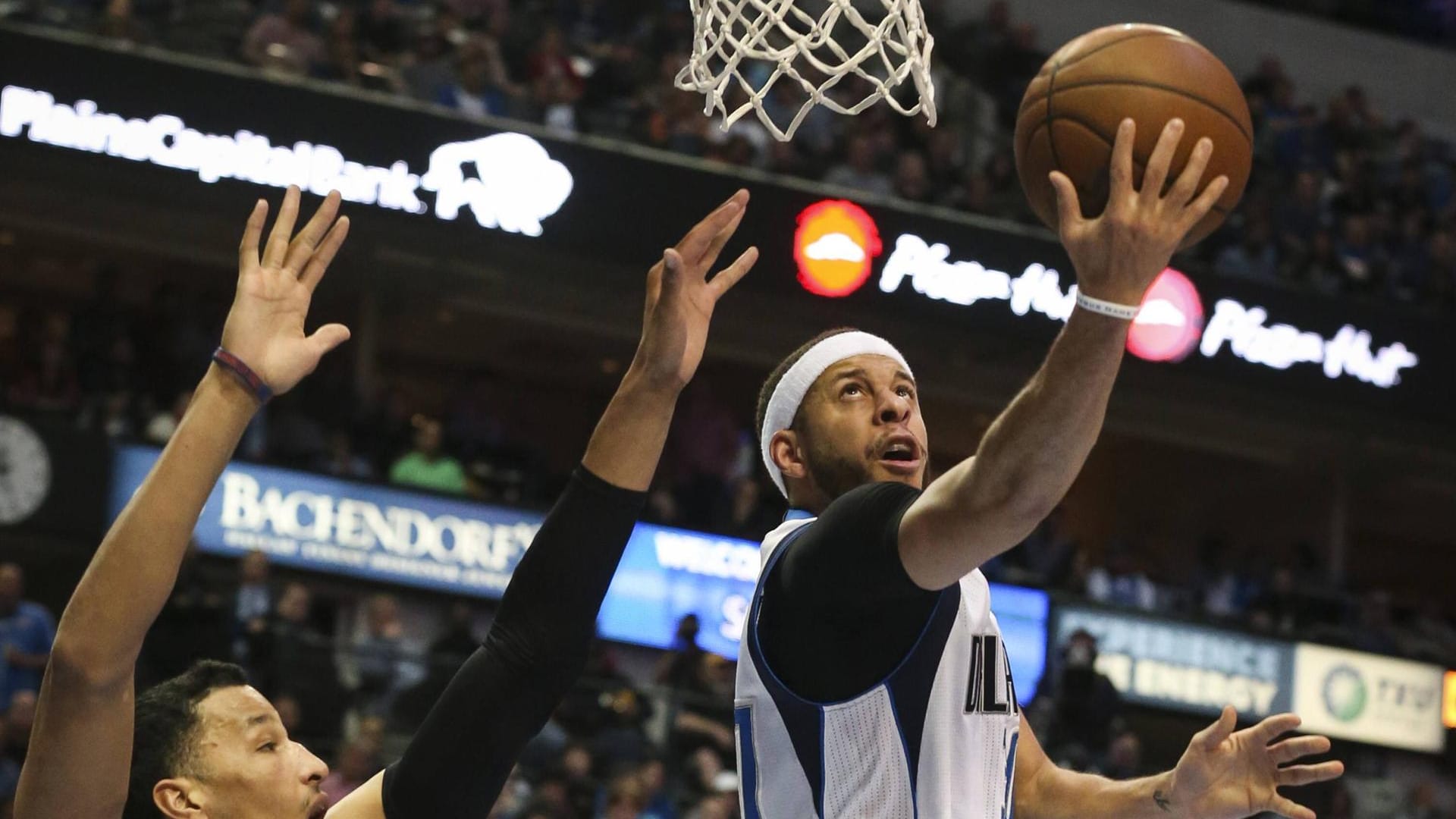 Seth Curry (r) war in der vergangenen Saison wichtiger Teamkollege für Dirk Nowitzki in Dallas.