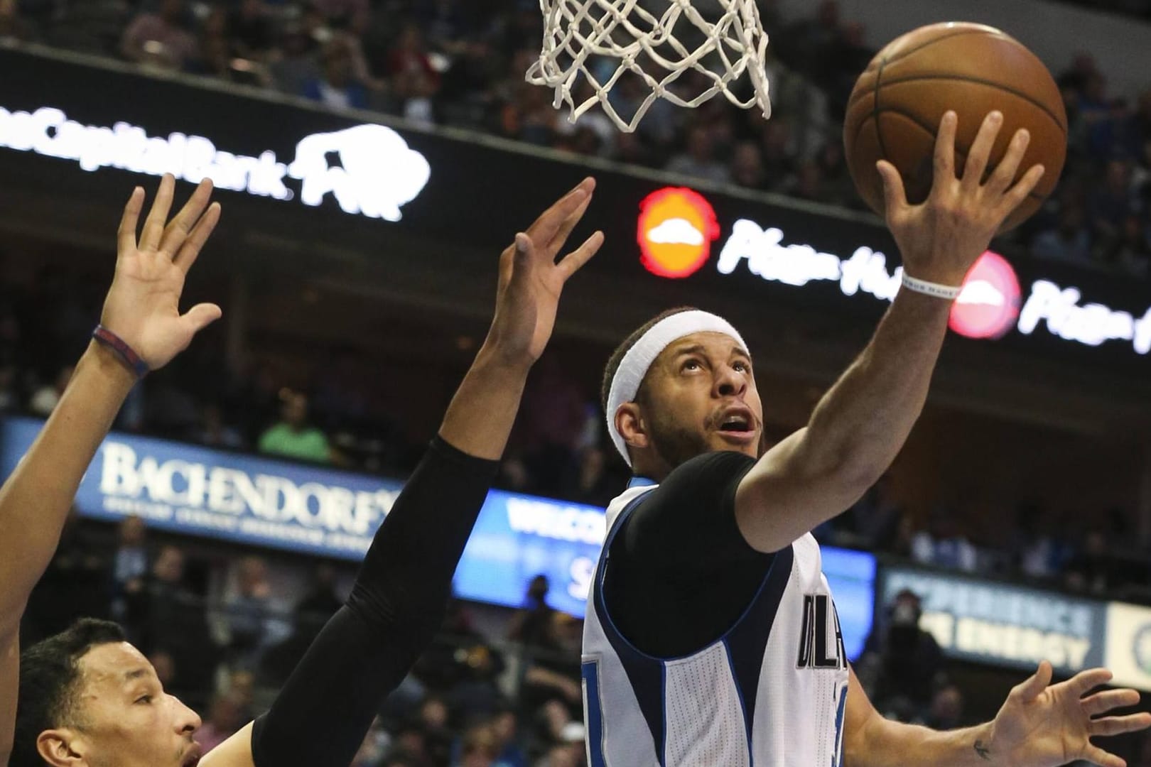 Seth Curry (r) war in der vergangenen Saison wichtiger Teamkollege für Dirk Nowitzki in Dallas.