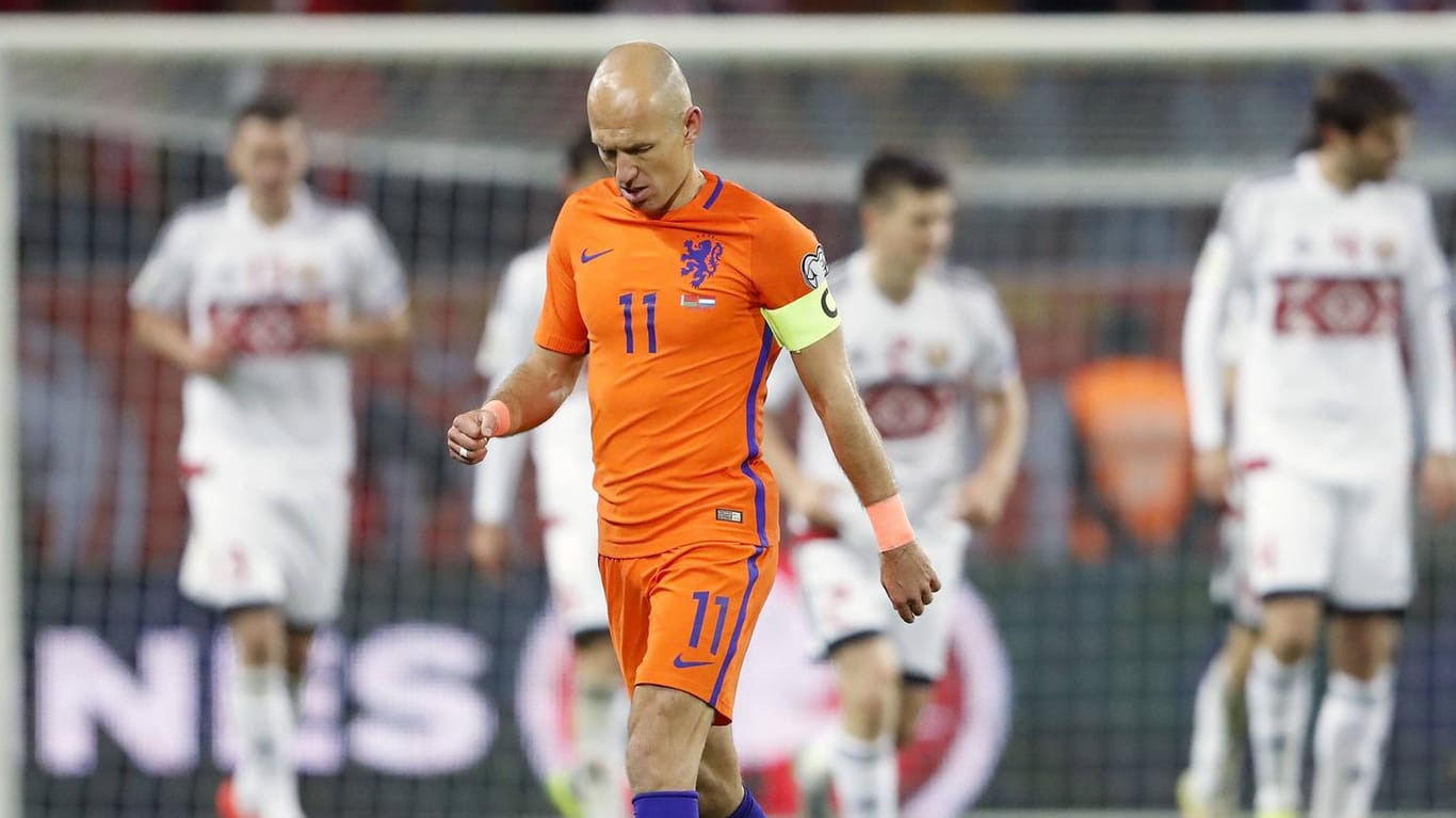 Arjen Robben enttäuscht nach der Partie in Minsk.