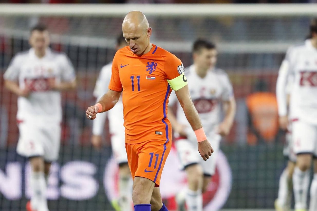 Arjen Robben enttäuscht nach der Partie in Minsk.