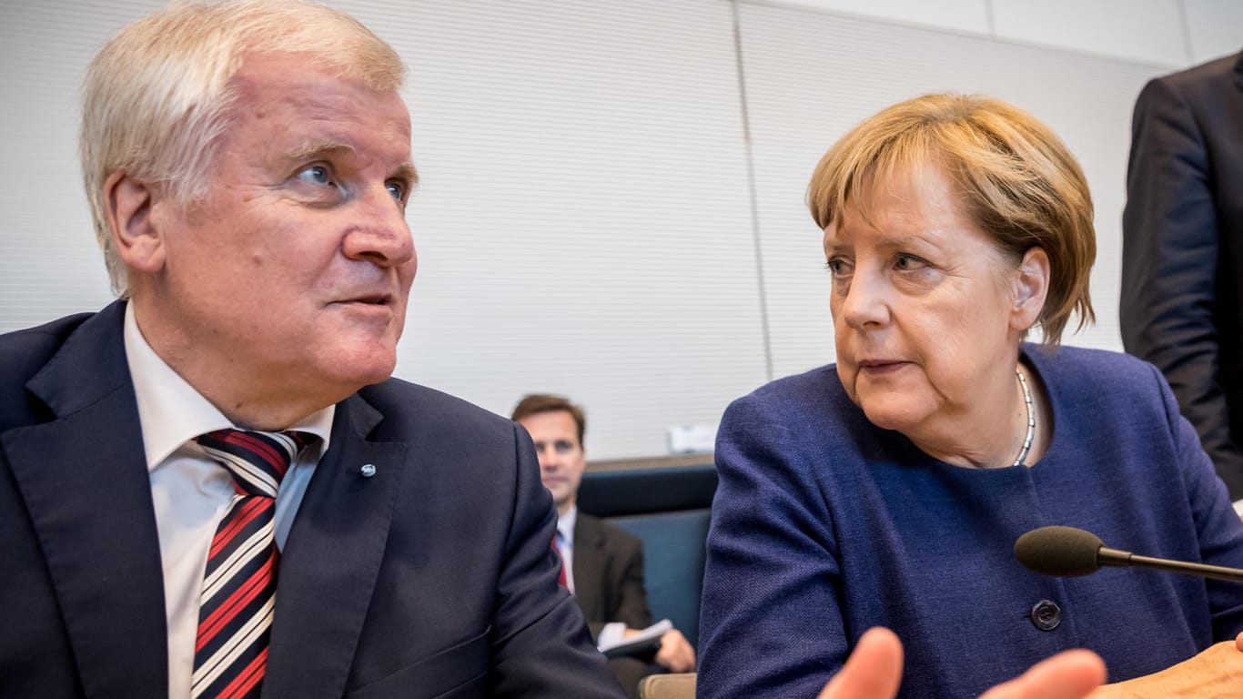 Angela Merkel (CDU) und Bayerns Ministerpräsident Horst Seehofer (CSU) wollen den Streit über die Obergrenze lösen.