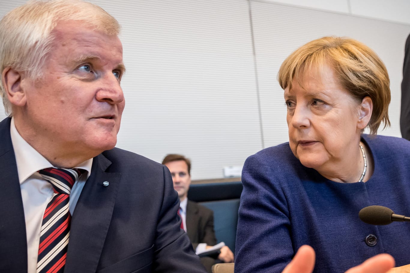 Angela Merkel (CDU) und Bayerns Ministerpräsident Horst Seehofer (CSU) wollen den Streit über die Obergrenze lösen.