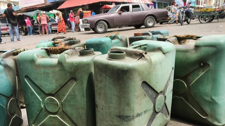 Benzinkanister stehen an einer Straßenecke in der Grenzstadt Maicao. Überall wird hier aus Venezuela geschmuggeltes Benzin verkauft.