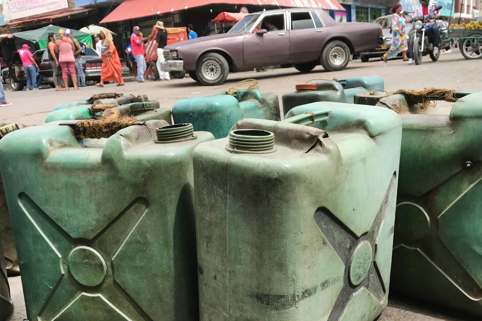 Benzinkanister stehen an einer Straßenecke in der Grenzstadt Maicao. Überall wird hier aus Venezuela geschmuggeltes Benzin verkauft.