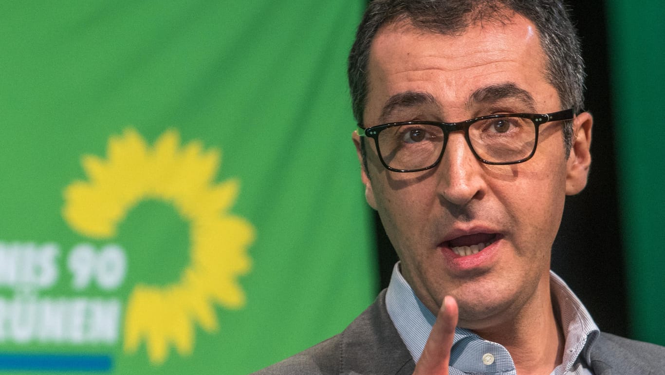 Der Bundesvorsitzende von Bündnis 90/Die Grünen, Cem Özdemir, spricht in beim Landesparteitag der bayerischen Grünen zu den Delegierten.