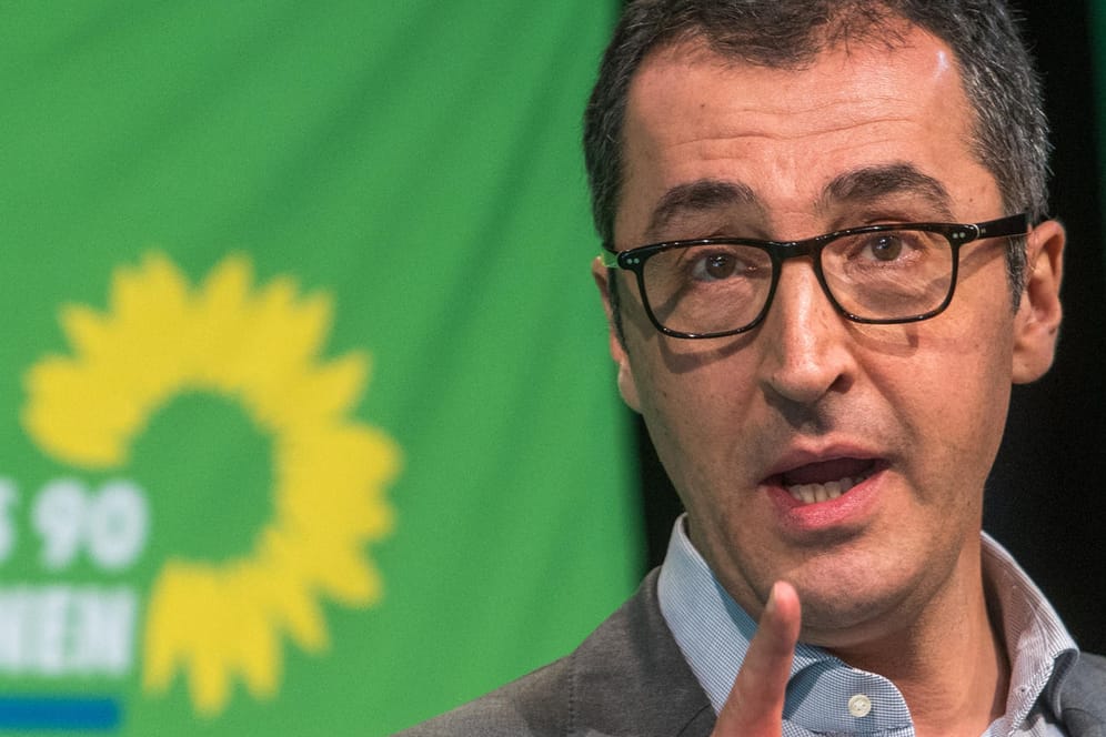 Der Bundesvorsitzende von Bündnis 90/Die Grünen, Cem Özdemir, spricht in beim Landesparteitag der bayerischen Grünen zu den Delegierten.