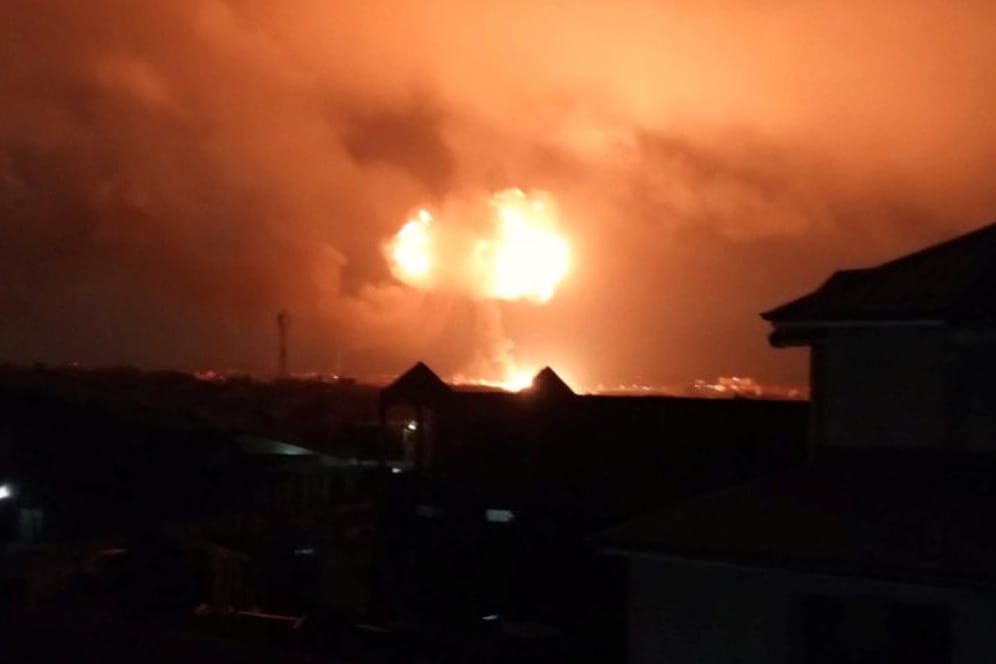 Nach der Explosion steigt ein riesiger Feuerball in den Nachthimmel über Accra.
