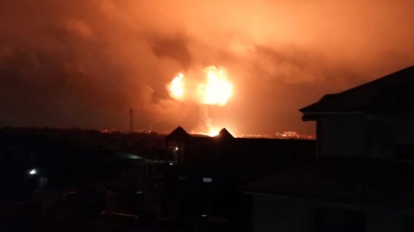 Nach der Explosion steigt ein riesiger Feuerball in den Nachthimmel über Accra.