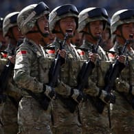 Chinesische Soldaten während einer Militärparade in Peking.