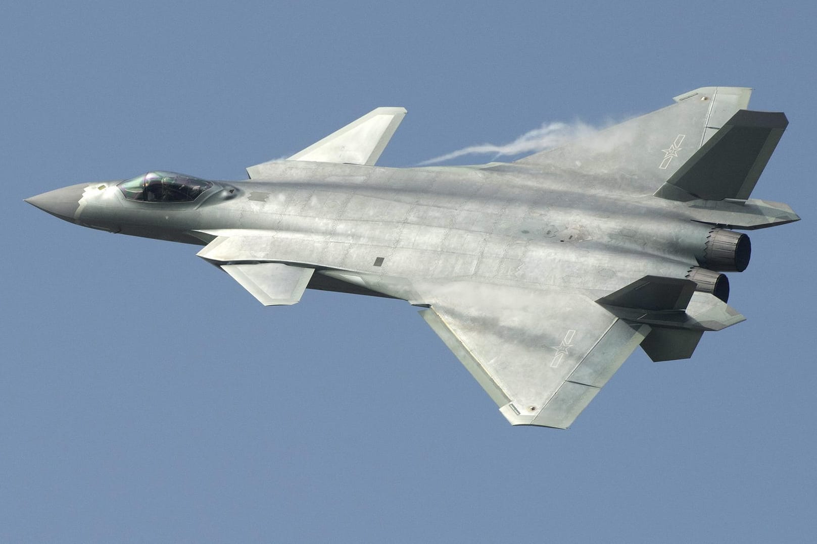 Mit der Entwicklung der J-20 ist China neben den USA das einzige Land, dass Tarnkappen-Kampfflugzeuge im Dienst hat.