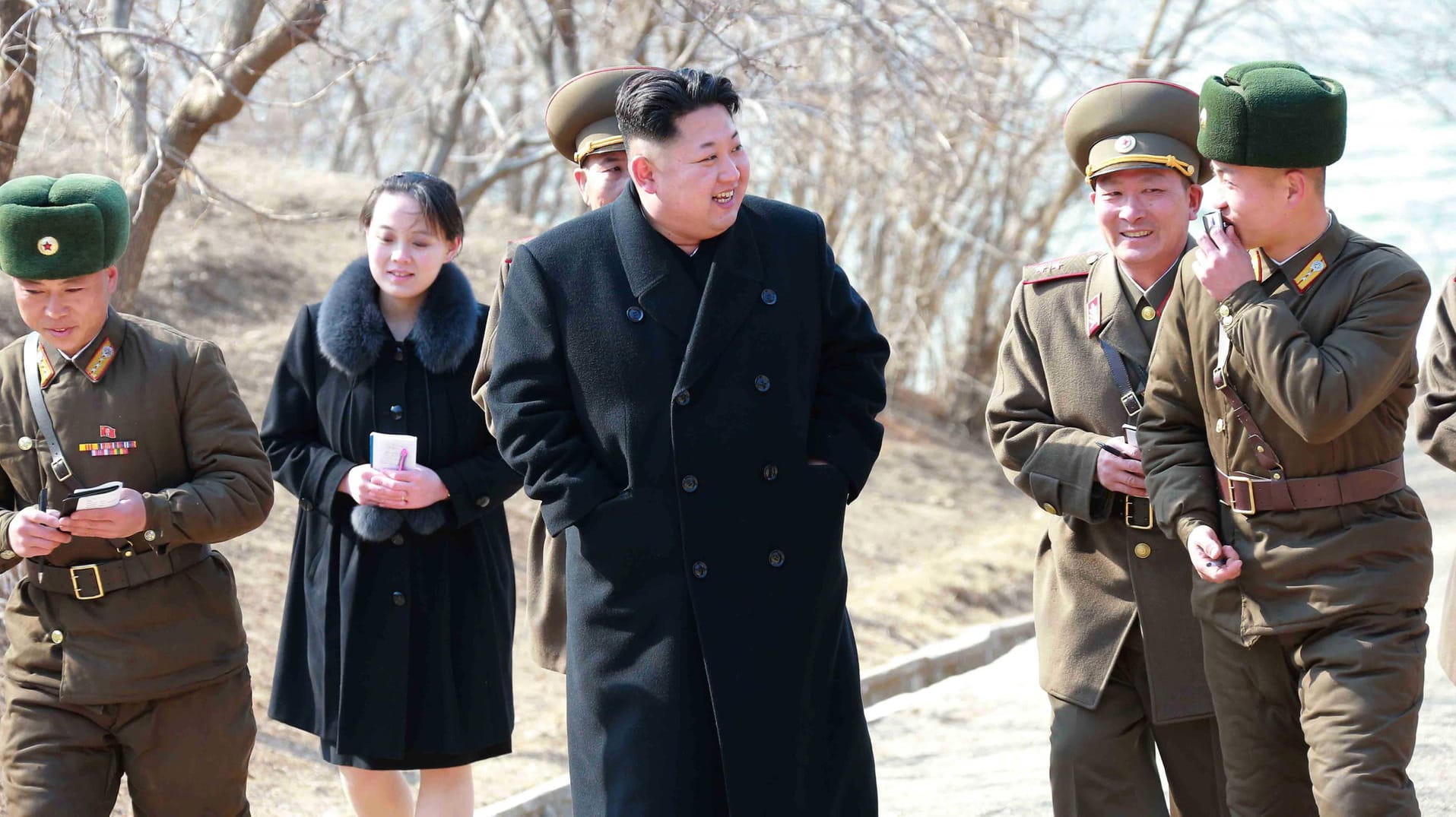 Nordkoreas Machthaber Kim Jong Un inspiziert eine Militäreinheit an der Grenze zu Südkorea. Links hinter ihm ist seine Schwester Kim Yo Jong zu sehen. Nordkoreas Machthaber Kim Jong Un inspiziert eine Militäreinheit an der Grenze zu Südkorea. Links hinter ihm ist seine Schwester Kim Yo Jong zu sehen.