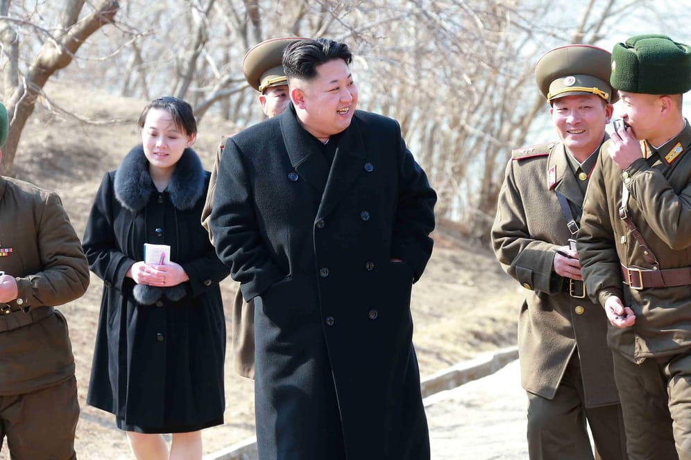 Nordkoreas Machthaber Kim Jong Un inspiziert eine Militäreinheit an der Grenze zu Südkorea. Links hinter ihm ist seine Schwester Kim Yo Jong zu sehen.