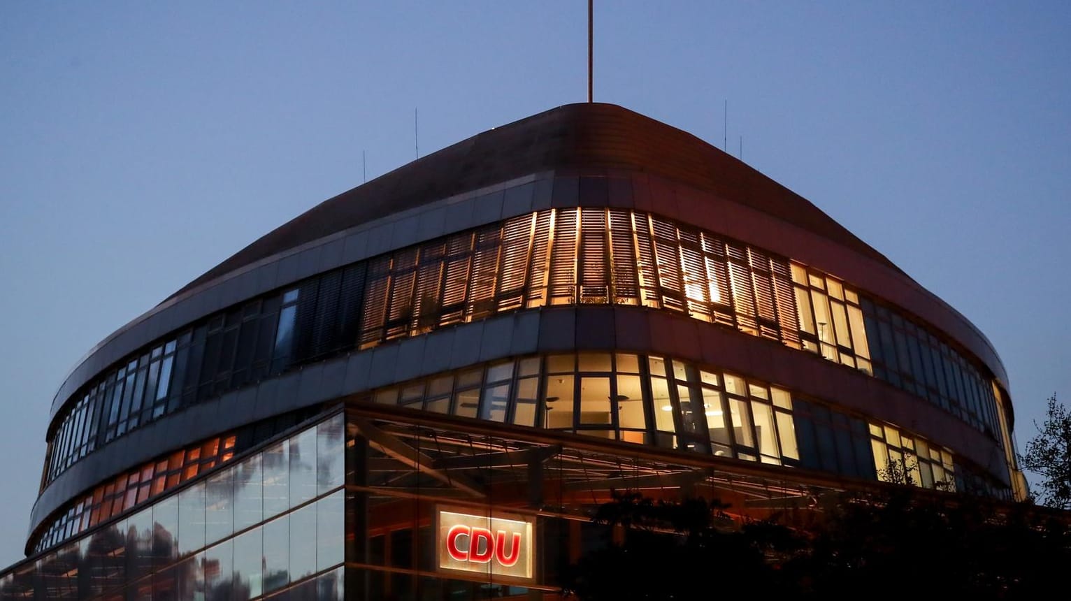 Am Tiergarten brennt noch Licht: Die Verhandlungen in den oberen Etagen der CDU-Zentrale in Berlin sollen die ganze Nacht über dauern.