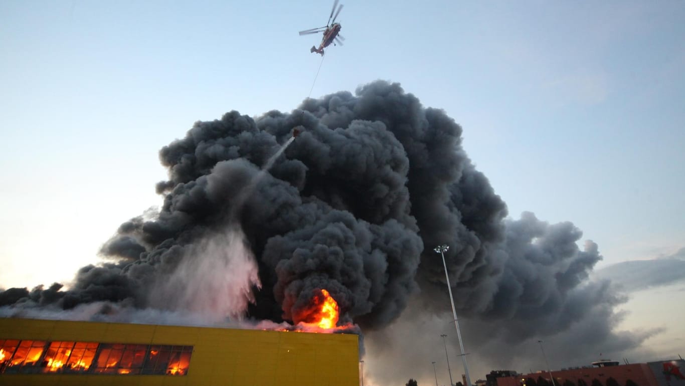 Ein Löschhubschrauber bekämpft den Großbrand in dem Baumarkt am Rande Moskaus.