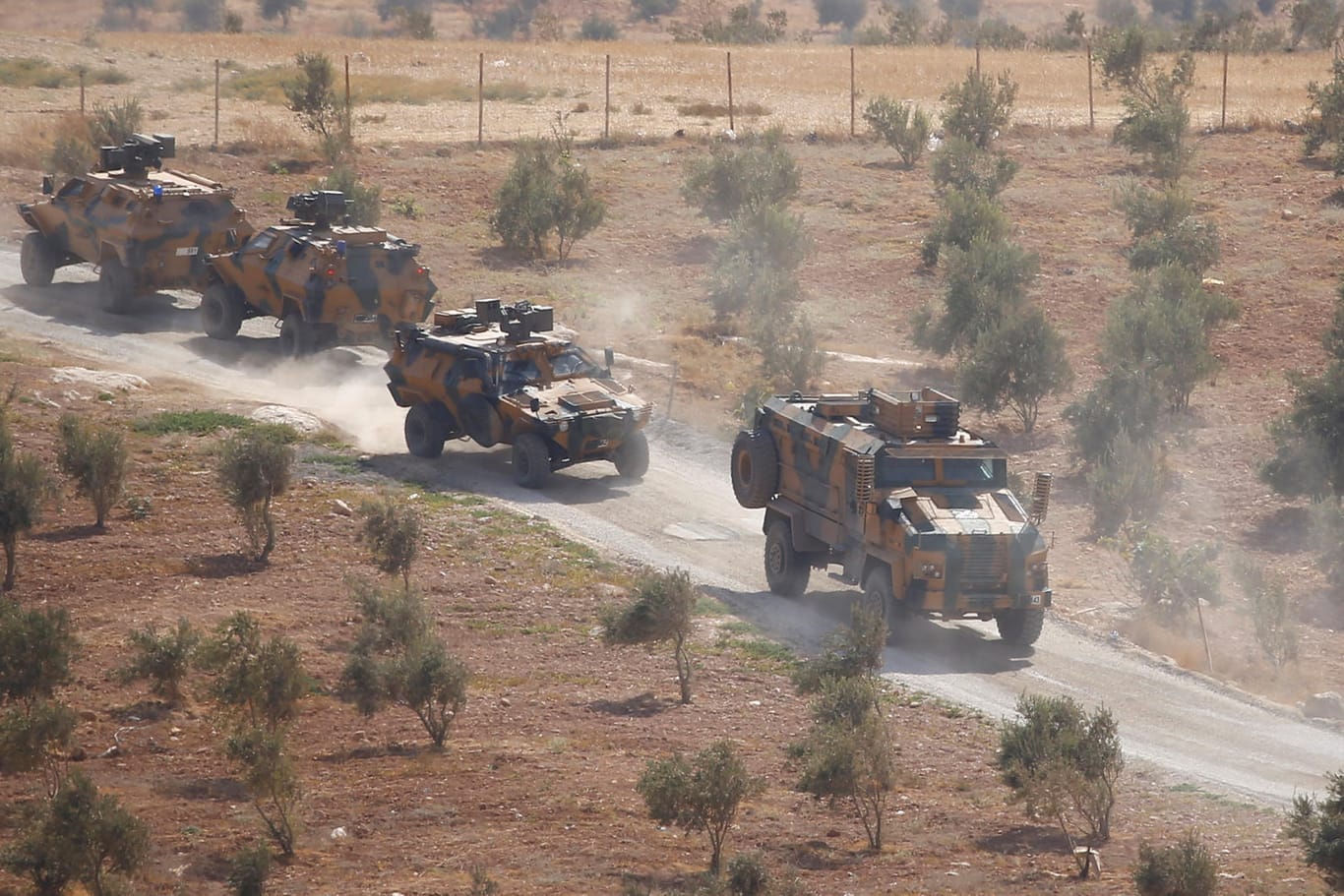 Gepanzerte Fahrzeuge der türkischen Armee an der Grenze zu Syrien.