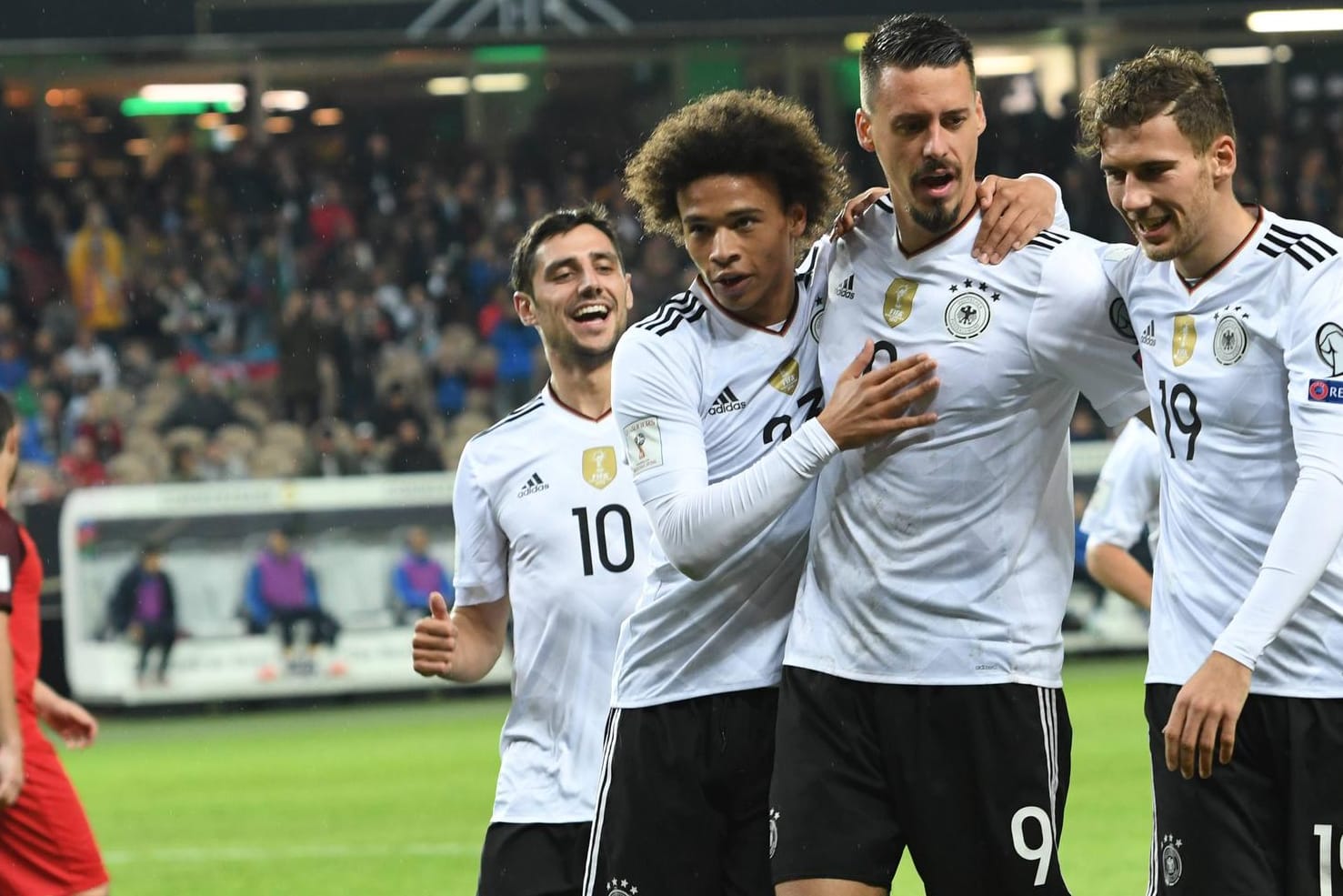 Lars Stindl, Leroy Sané, Sandro Wagner und Leon Goretzka (v. li.) feiern.