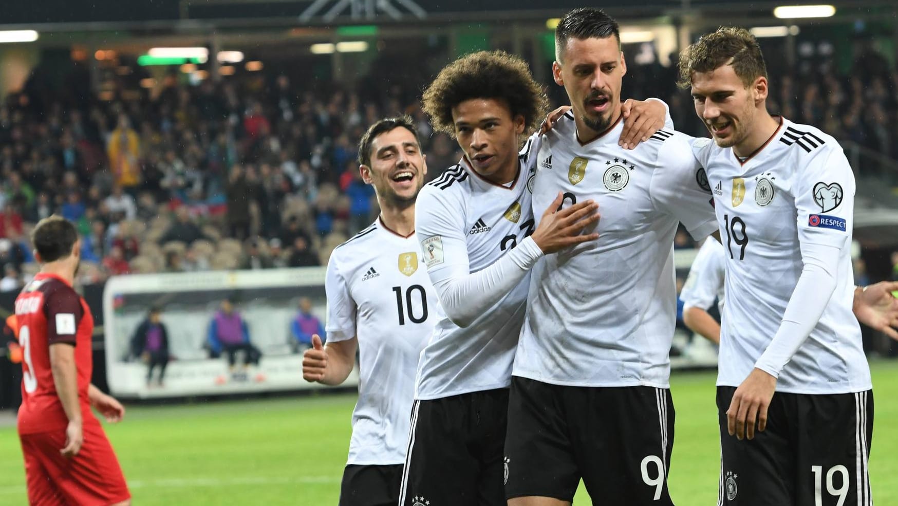 Lars Stindl, Leroy Sané, Sandro Wagner und Leon Goretzka (v. li.) feiern.