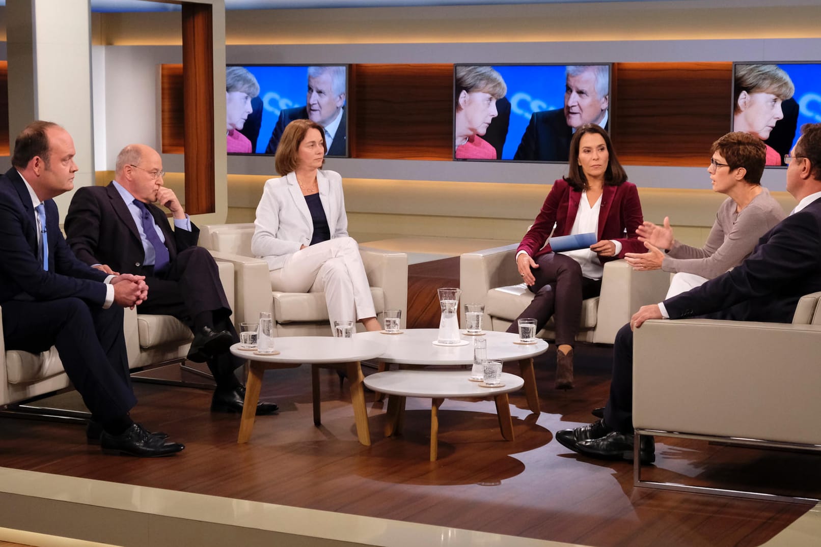 Robin Alexander (WELT-Journalist und Buchautor, l-r), Gregor Gysi (Die Linke), Katarina Barley (SPD), Moderatorin Anne Will, Annegret Kramp-Karrenbauer (CDU) und Hans-Peter Friedrich (CSU) diskutierten das Thema "Zwischen Mitte und rechter Flanke - Wohin steuert Merkel Deutschland?".