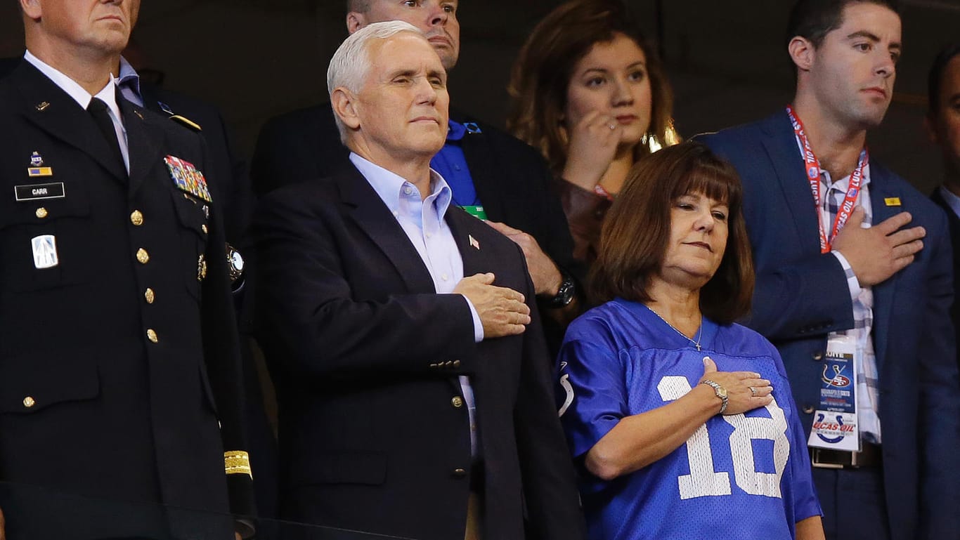 Mike Pence (l.) und seine Frau Karen beim Spiel zwischen den Indianapolis Colts und den San Francisco 49ers.