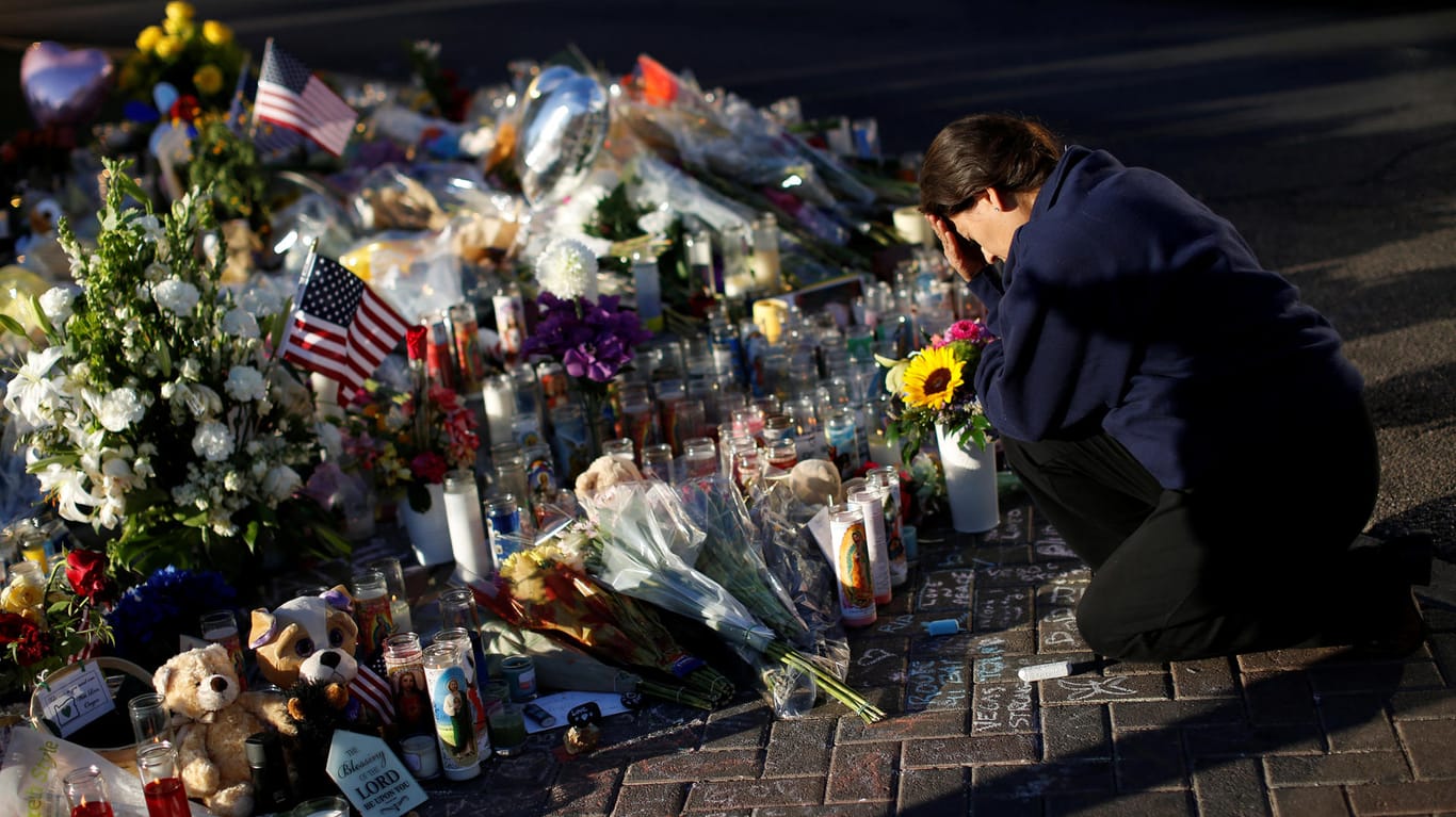 An einer provisorischen Gedenkstätte trauert eine Frau nach dem Massenmord in Las Vegas, bei dem 58 Menschen ums Leben kamen.