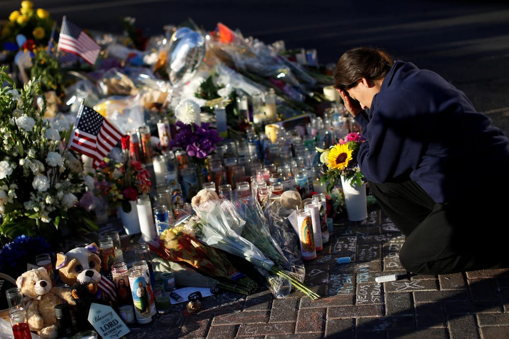 An einer provisorischen Gedenkstätte trauert eine Frau nach dem Massenmord in Las Vegas, bei dem 58 Menschen ums Leben kamen.
