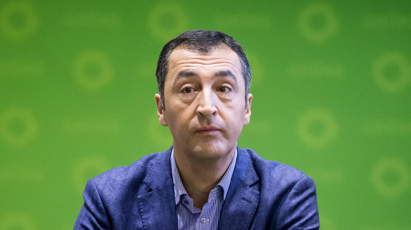 Grünen-Chef Cem Özdemir hat ein klares Nein zum Unionskompromiss in der Streitfrage Flüchtlingszuzug vermieden.