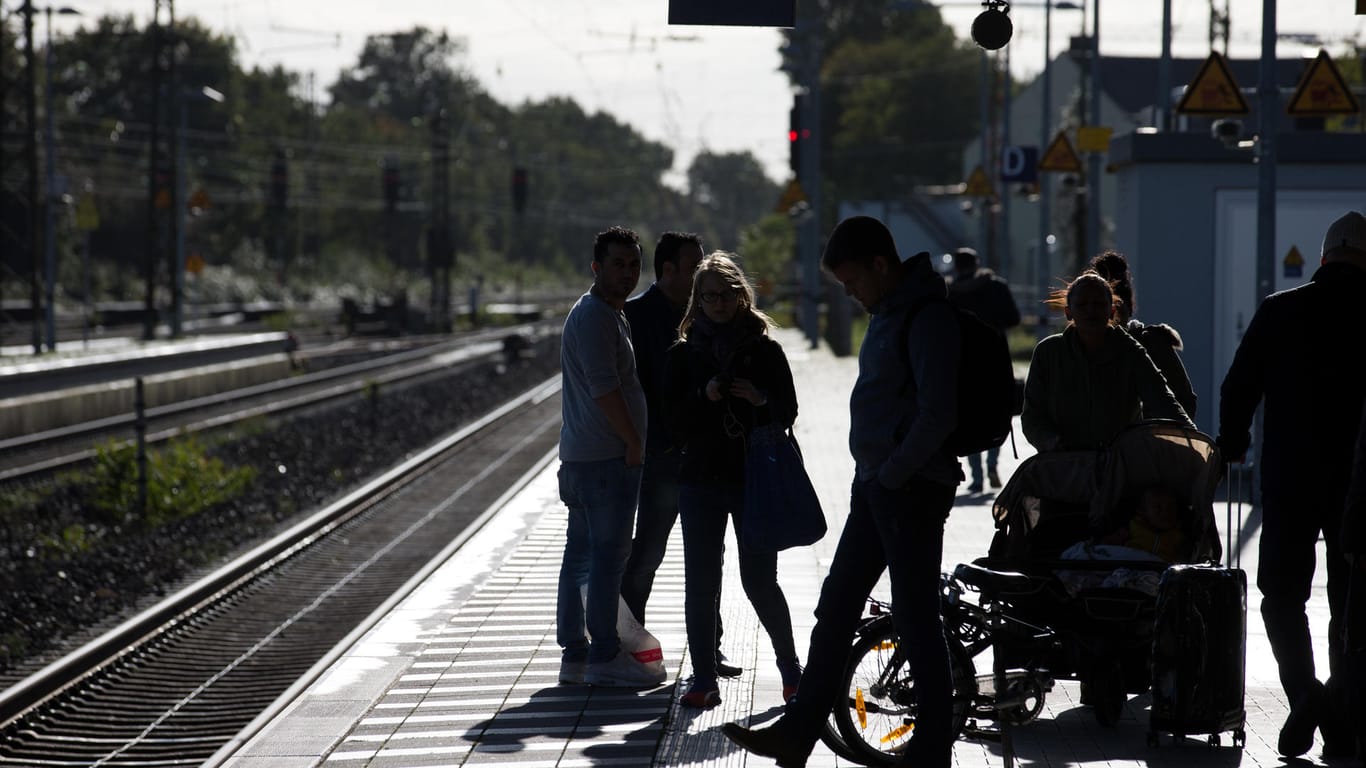 Fahrgäste der Bahn müssen sich in Norddeutschland auf weitere Verspätungen einrichten.