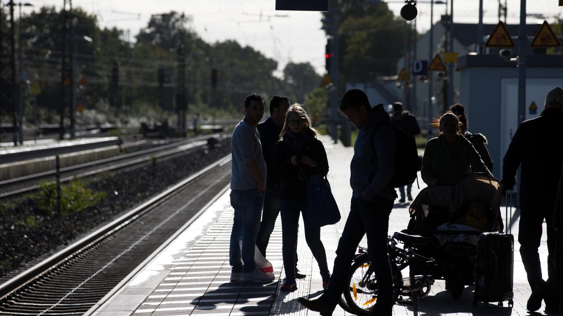 Fahrgäste der Bahn müssen sich in Norddeutschland auf weitere Verspätungen einrichten. Fahrgäste der Bahn müssen sich in Norddeutschland auf weitere Verspätungen einrichten.